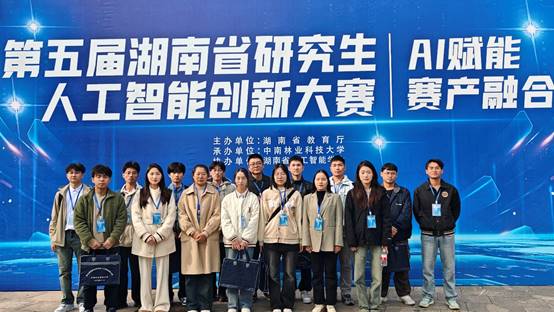 一群穿着蓝色衣服的人站在一起合影中度可信度描述已自动生成